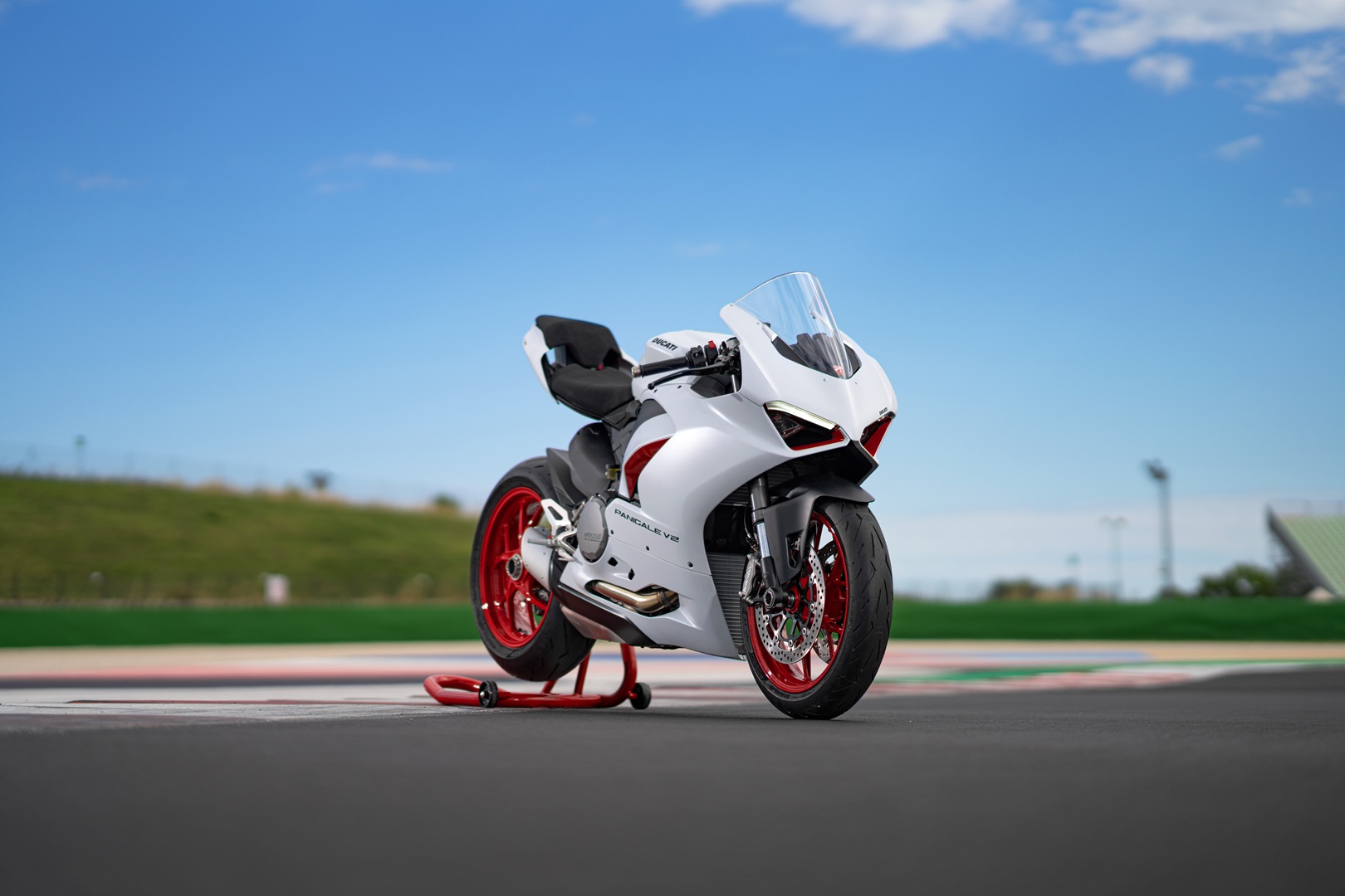 La Ducati Panigale V2 llega ahora con una exclusiva decoración White Rosso