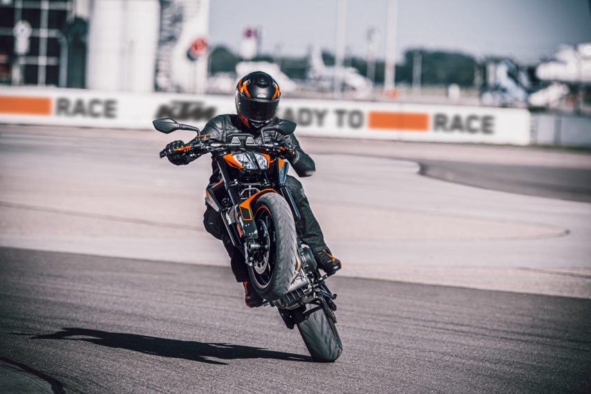 KTM 890 DUKE Action 1