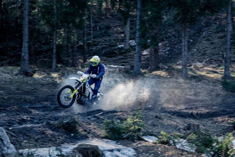 Husqvarna lanza su nueva gama de enduro 2020 espíritu RACER moto