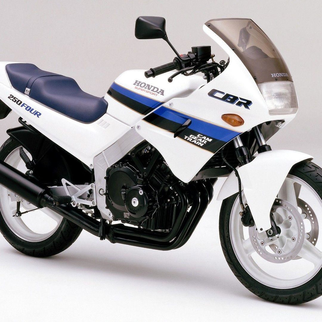 Moto del día: Honda CBR 250 Four (MC14) y CBR 250 R (MC17