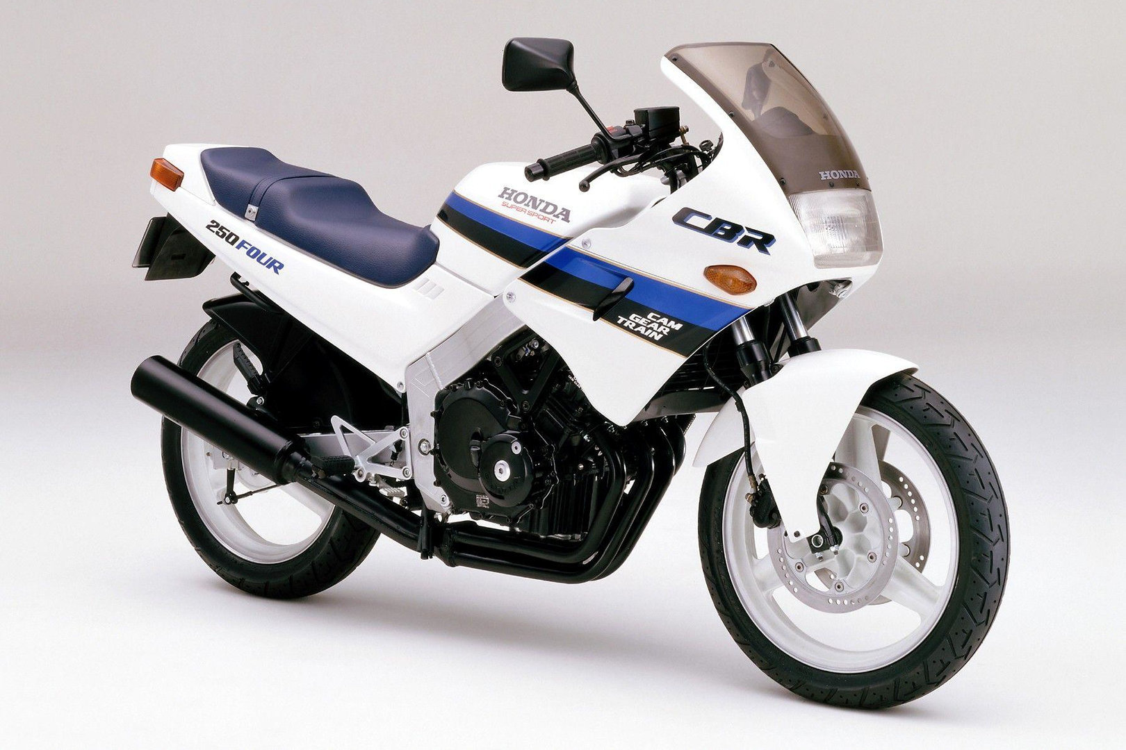 Moto del día: Honda CBR 250 Four (MC14) y CBR 250 R (MC17)