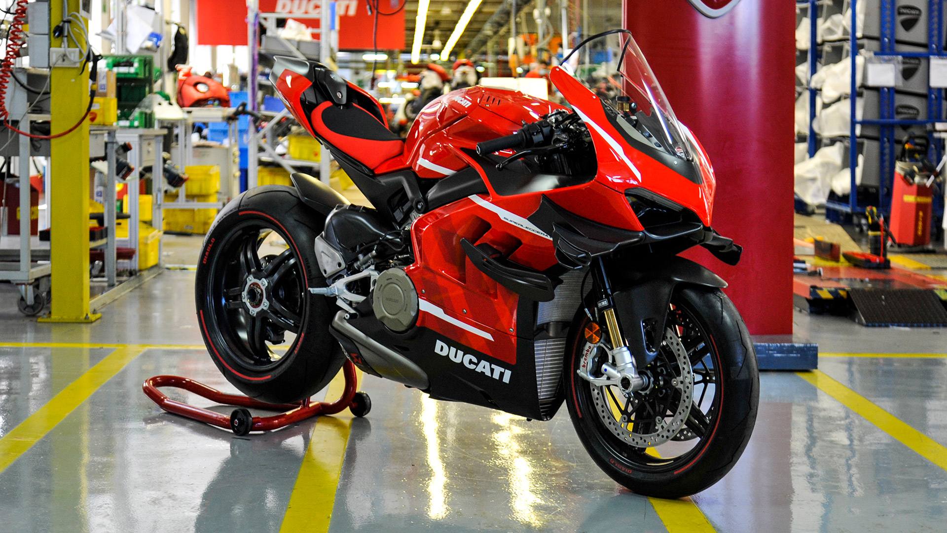 La primera Ducati Panigale V4 Superleggera sale de fábrica