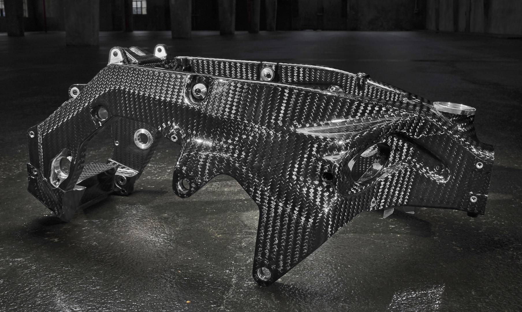 BMW patenta un chasis con el basculante integrado de carbono y hecho de una pieza