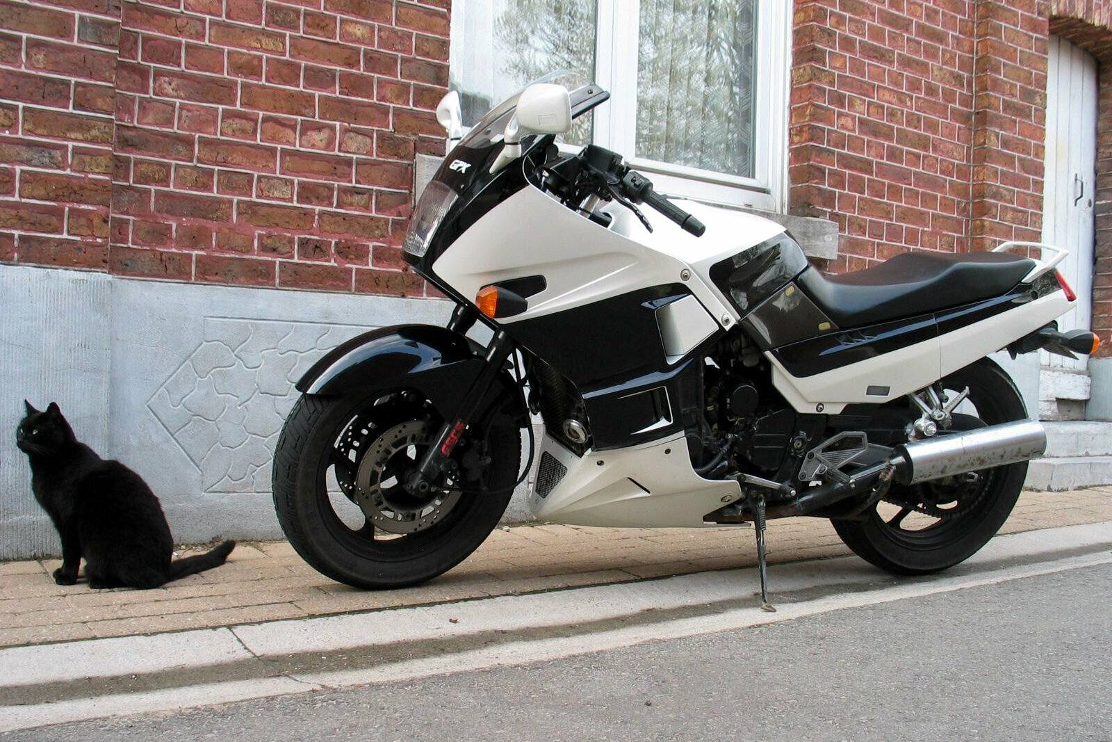 Kawasaki GPX 750 R 5