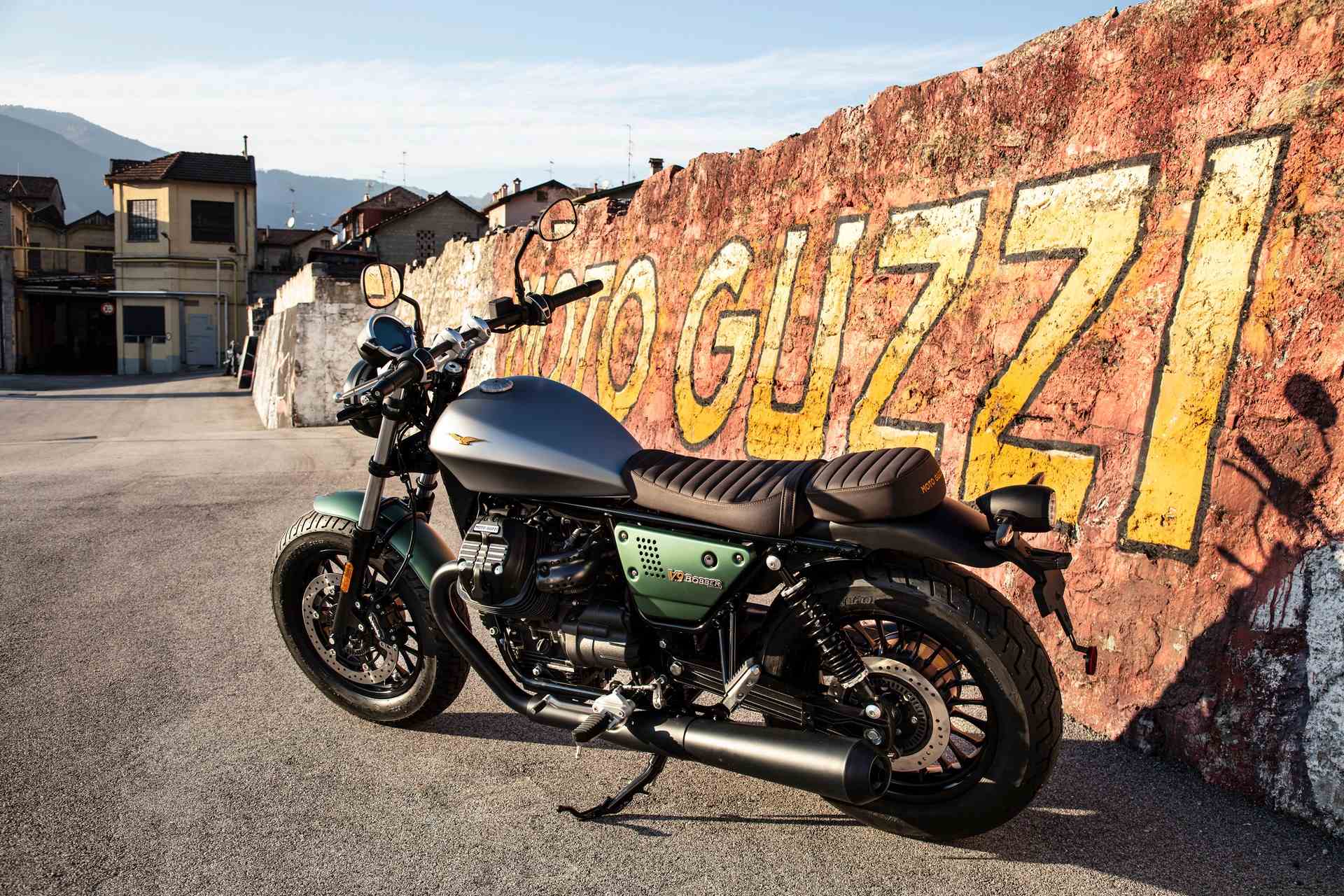 Moto Guzzi V9 100 aniversario 46