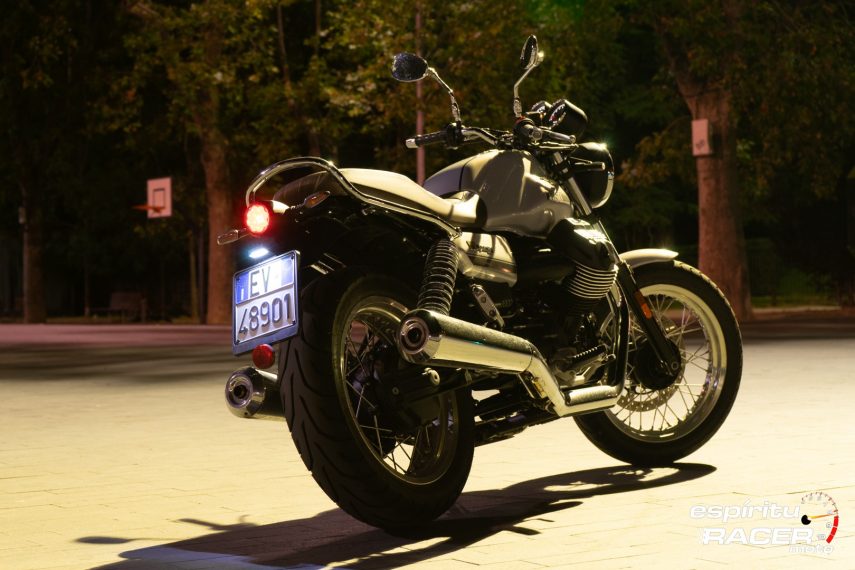 Moto Guzzi V7 850 Special 26