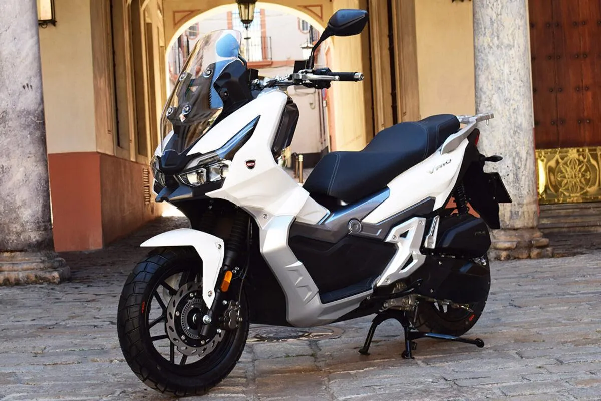 La MH Motorhispania VR10 125, se suma a la nueva tendecia en el sector de los scooter