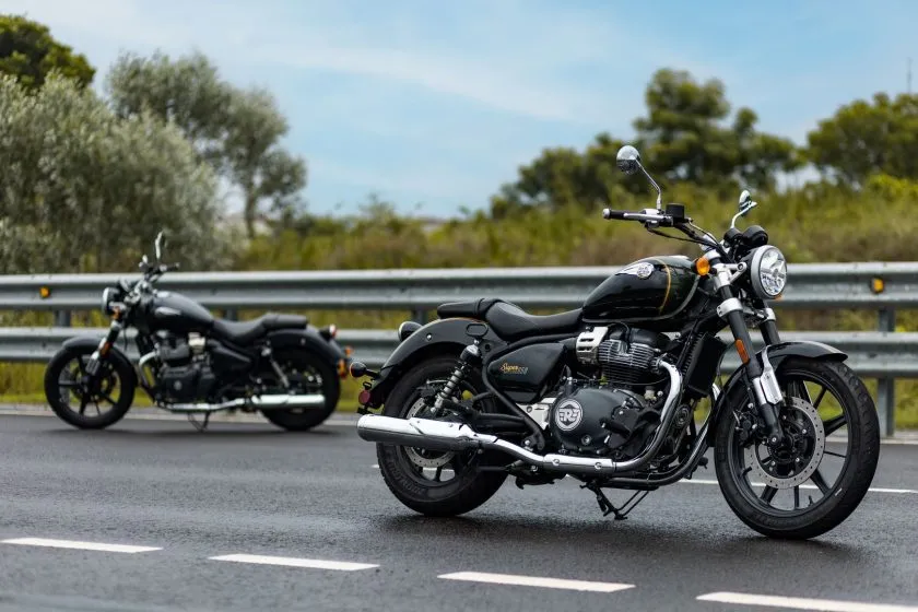 Super Meteor 650 Group Shot12