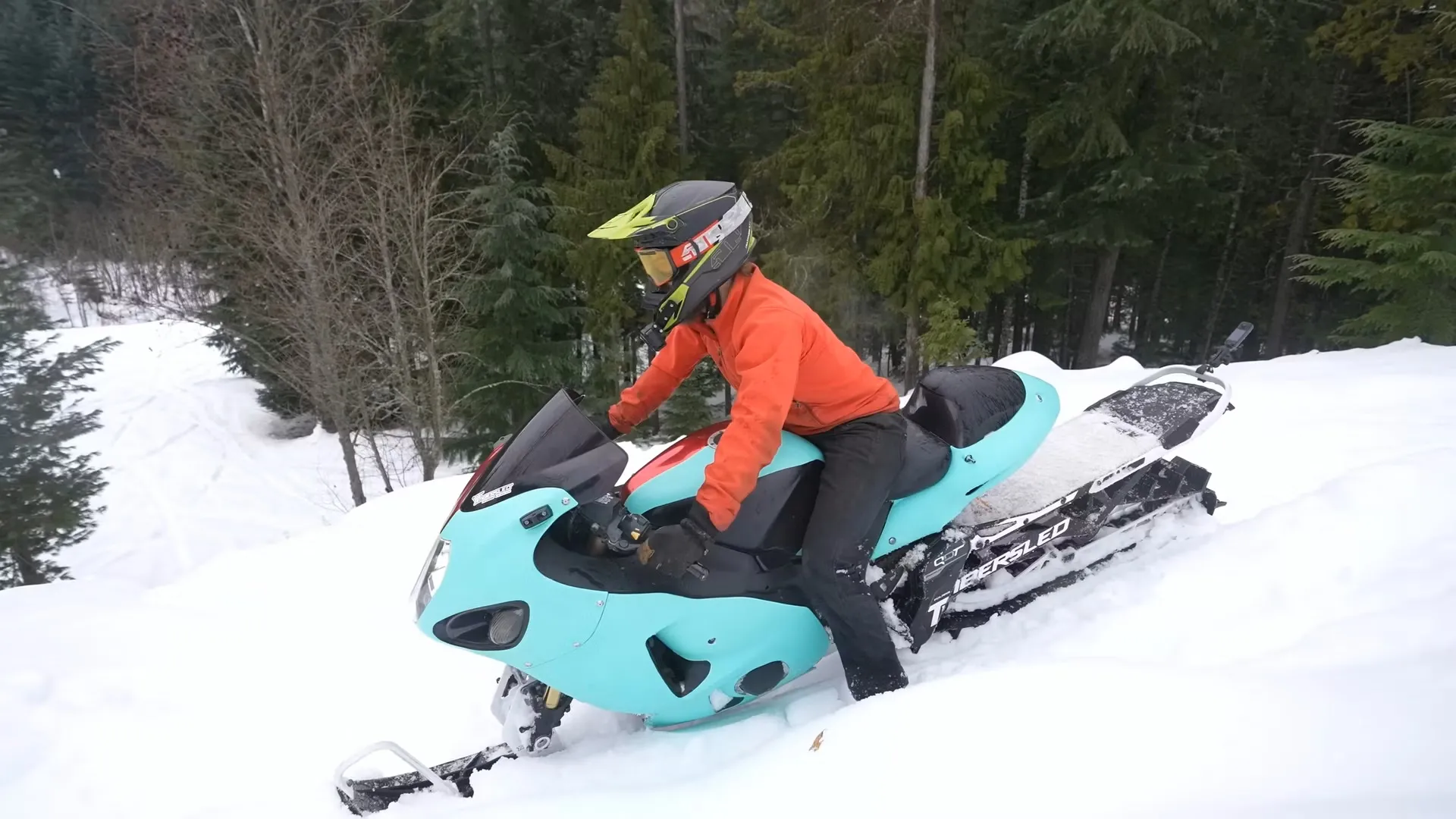 Alguien ha pensado que era buena idea convertir una Suzuki Hayabusa en una moto de nieve