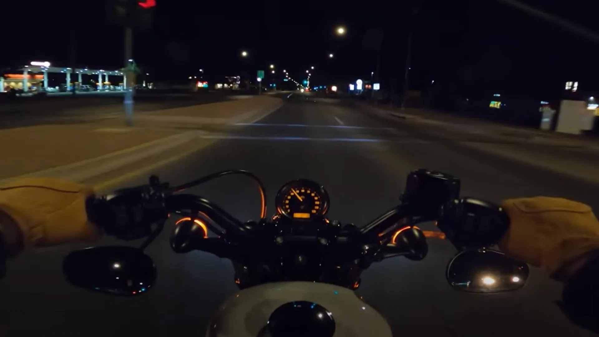 Conducía su moto por la autopista de noche y mirá lo que le pasó