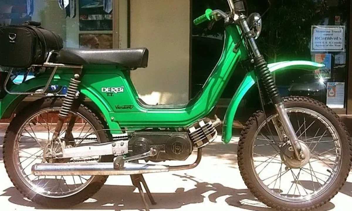 Ciclomotor de la marca Derbi, modelo Variant