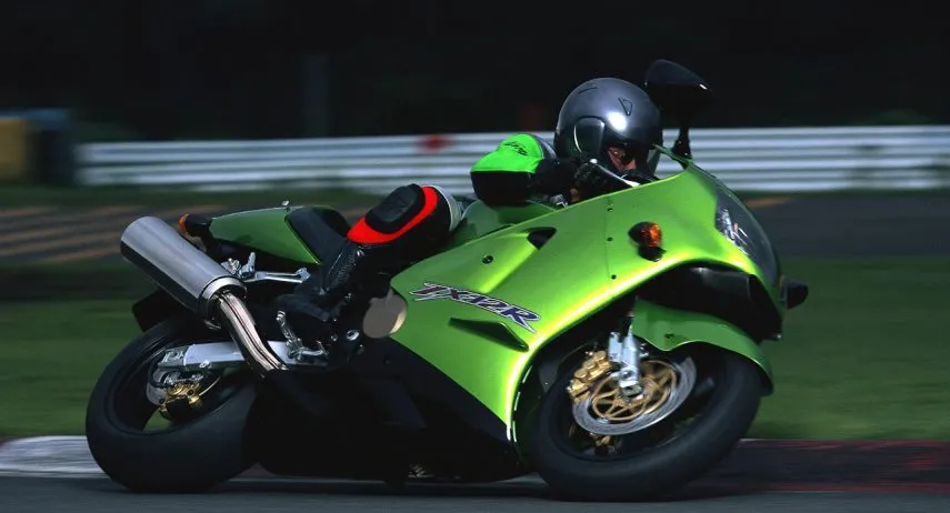 Kawasaki ZX 12R (2)