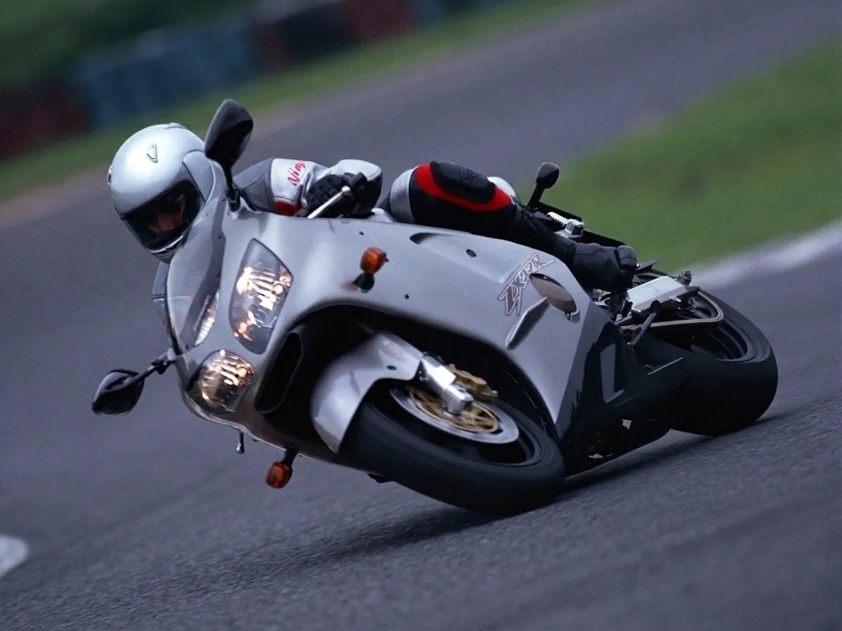 Moto del día: Kawasaki ZX-12R - espíritu RACER moto
