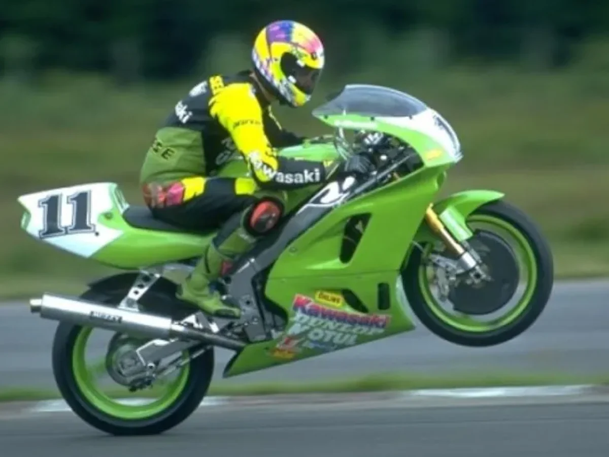 Moto del día: Kawasaki ZXR 750 R Superbike (1993) - espíritu RACER