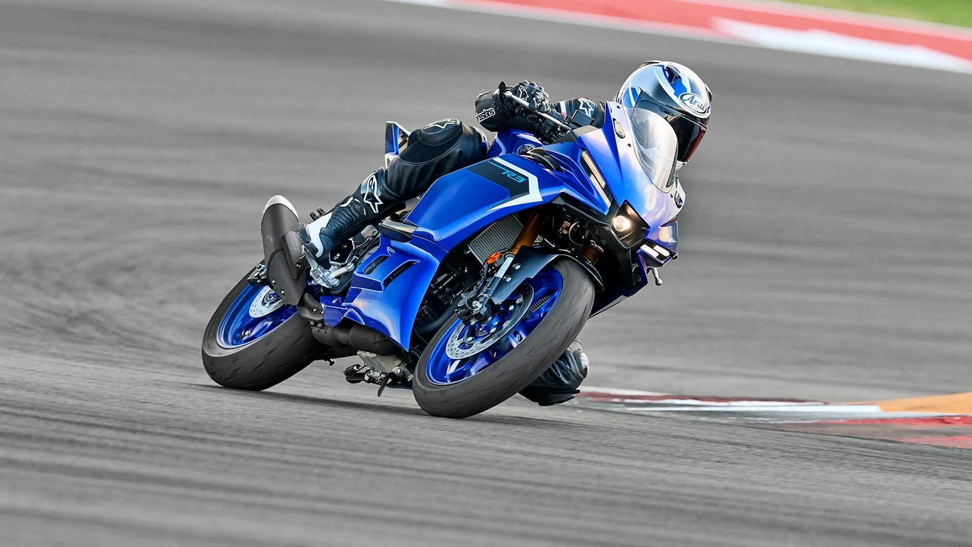 Yamaha R3 2025, un lavado de cara que le hace más agresiva