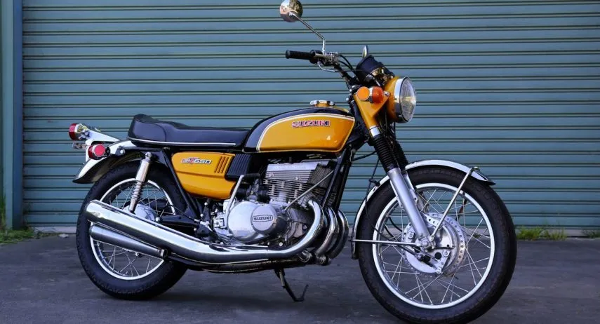 Suzuki GT550 Moto del día (1)