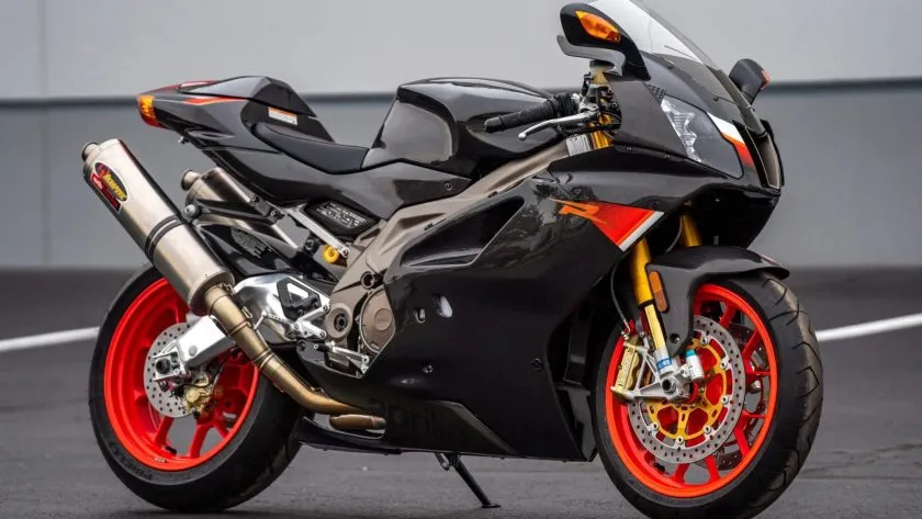 Aprilia RSV 1000 R Nera (1)