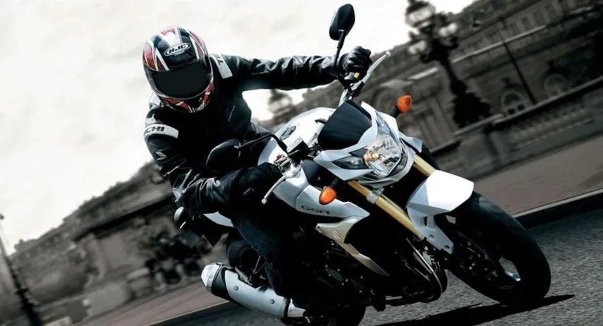 Suzuki GSR 750 2011 (1)