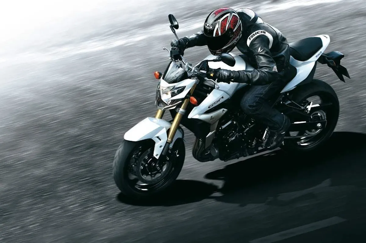 Suzuki GSR 750 2011 (2)