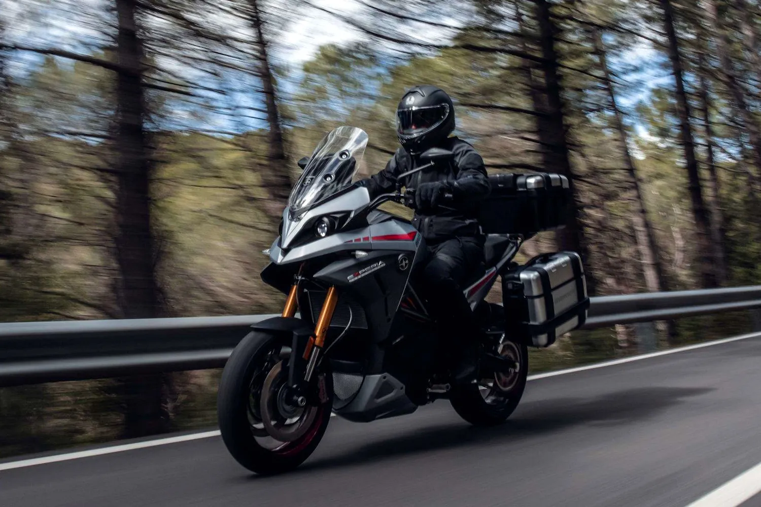 Energica Experia: Touring eléctrica con ADN italiano