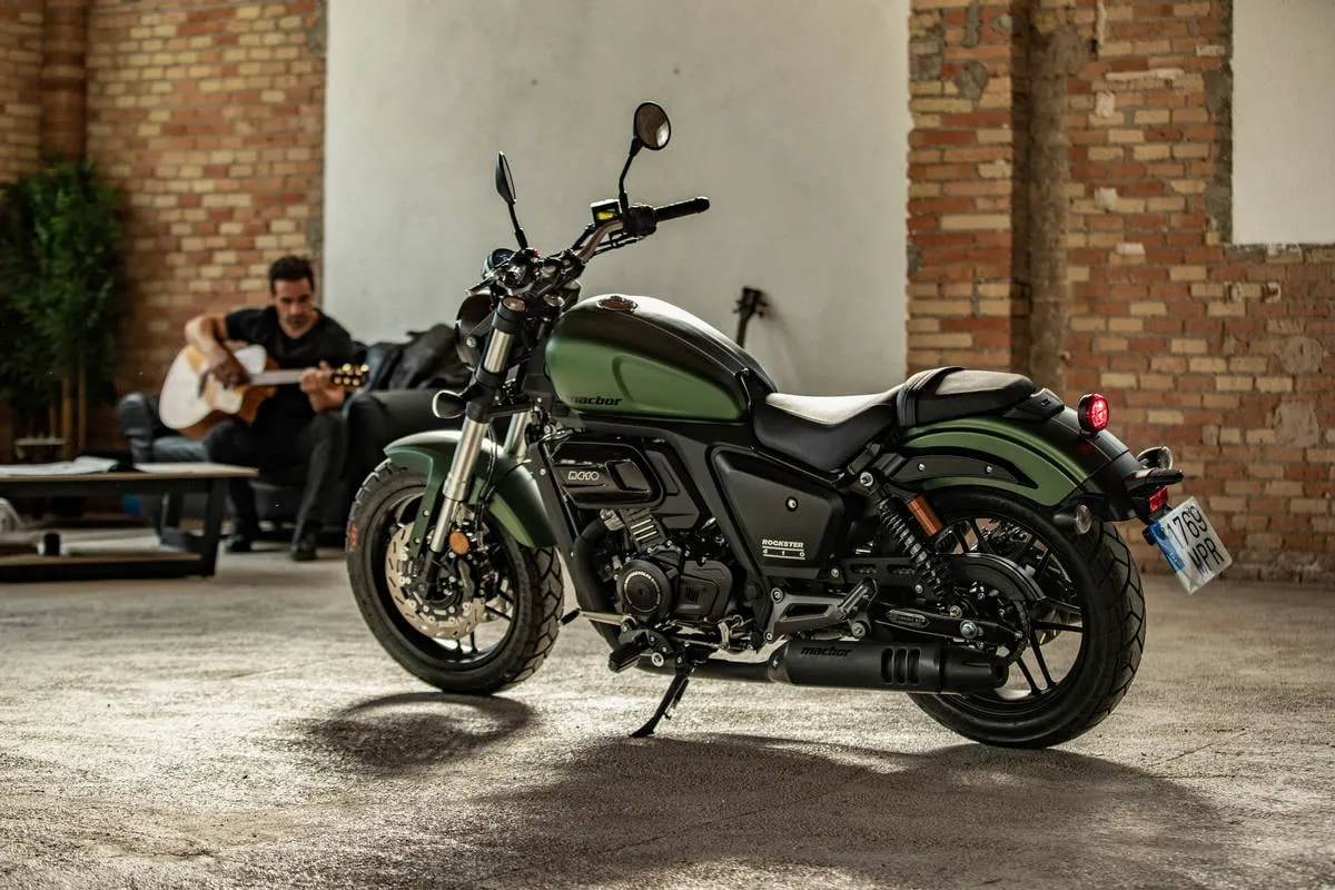 Una moto honesta. Y eso, hoy, es revolucionario. No te pierdas la Macbor Roadster 410