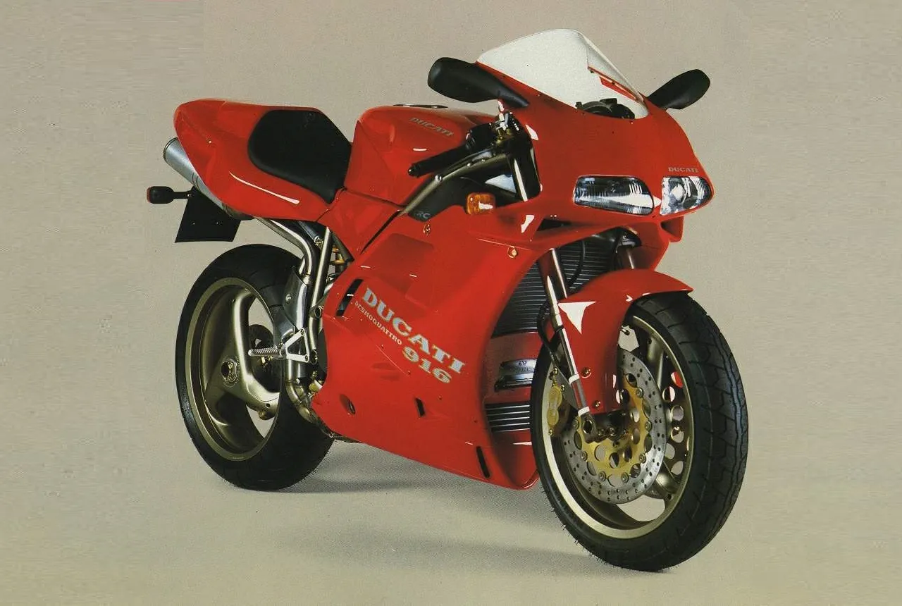 Ducati 916: La escultura de Borgo Panigale que salvó una marca y cambió el motociclismo